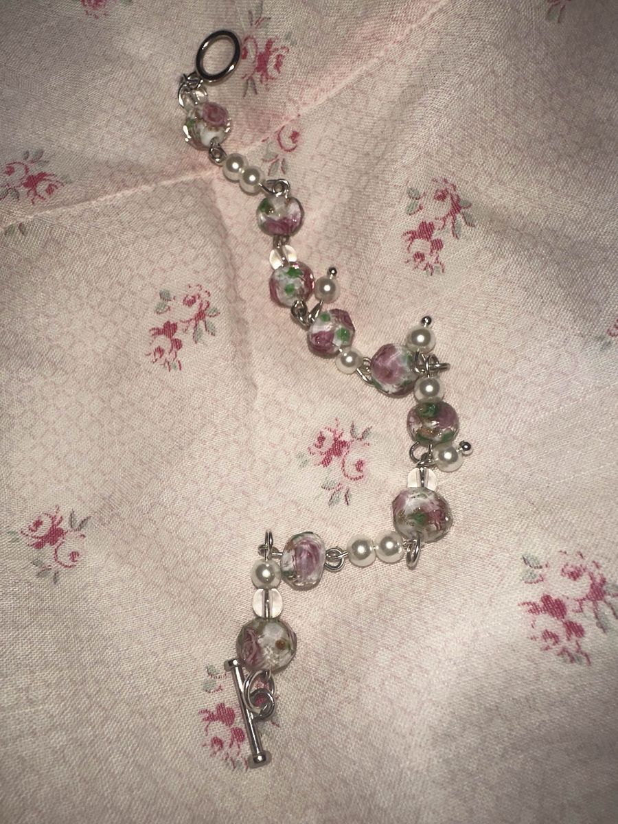 Dainty floral and pearl bracelet - Handmade product image (10)