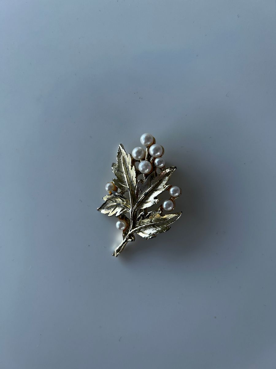 Vintage Gold Tone Leaves Faux Pearls Brooch product image (3)