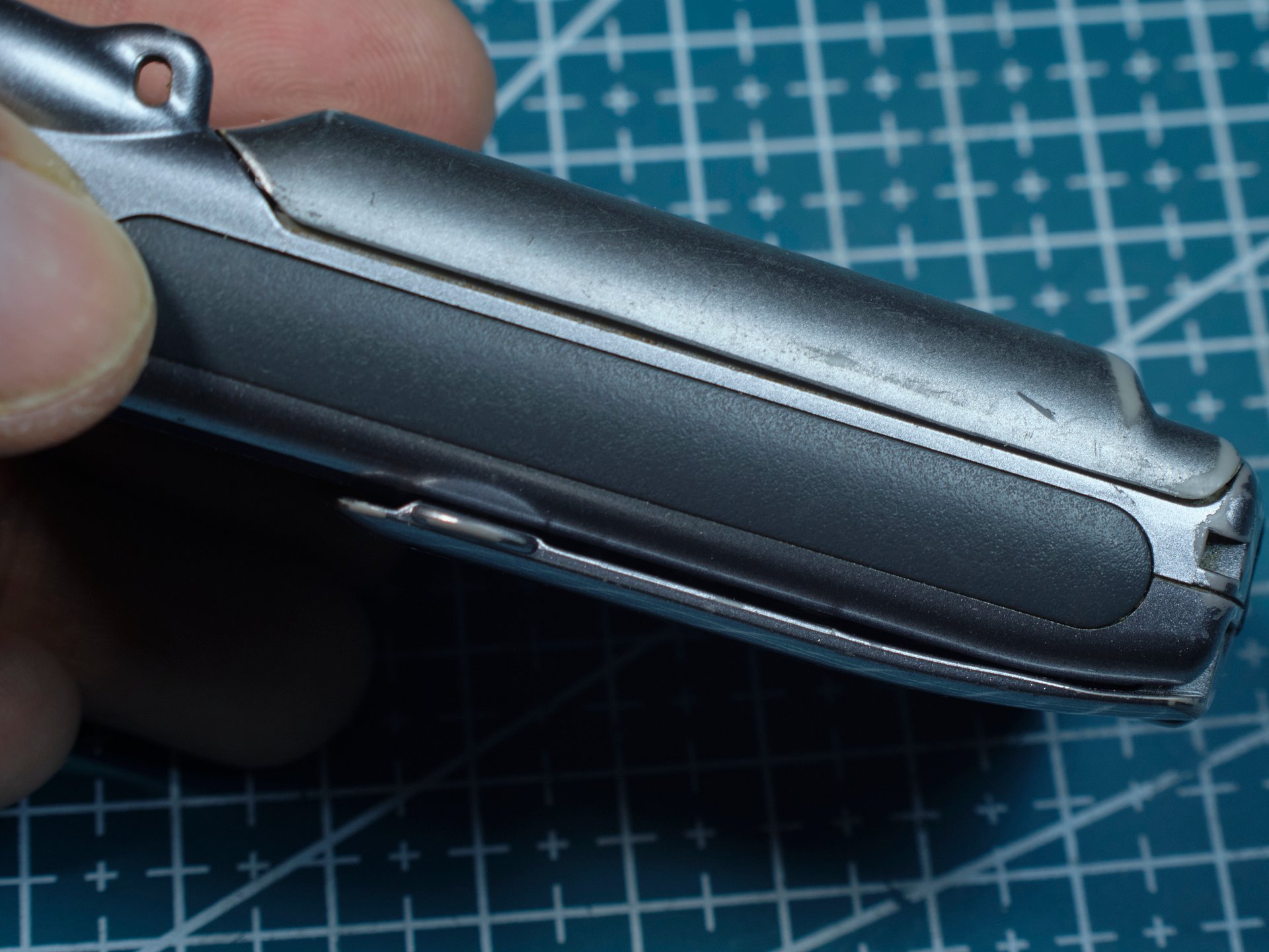 Sony CMD-Z5 Unlocked – Vintage Retro Mobile Phone with Original Charger – Rare Collectible product image (6)