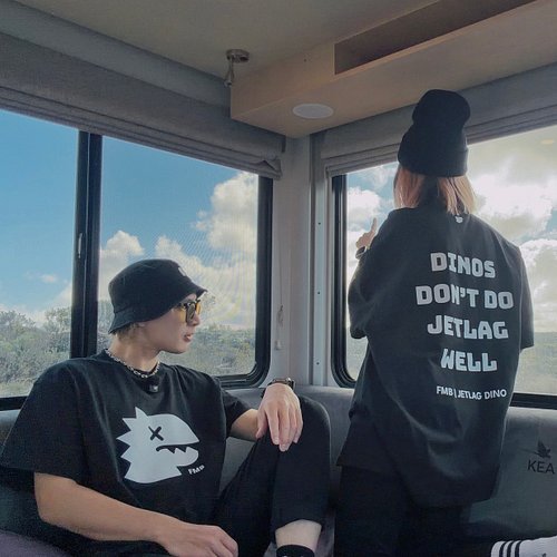 分享完新品後，來和大家分享近況。

這趟澳洲，讓我們再次想起一件事——
旅行不是為了逃離生活，
而是換一個地方，找到更清楚的自己。

我們每天穿著自己的設計走在城市與海岸之間，
有時被強風追著跑，
有時被突如其來的好天氣包圍，
也有時在露營車裡忙著照...