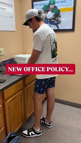 Life is better in the office with @chillboys! Get your own comfortable boxer briefs at chillboys.com….

#skit #chillboys #office