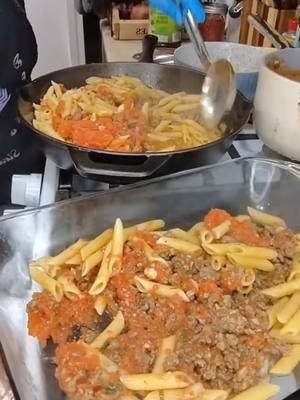 Cazuela Cremosa de Pasta y Queso 🤤 Ingredientes ​Para la Base: ​1 libra (aprox. 450g) de carne de res molida (ground beef). ​1 cebolla mediana, picada. ​2 dientes de ajo, picados (opcional). ​1 cucharada de aceite de oliva (si la carne es muy magra). ​Sal y pimienta negra al gusto. ​Para el Relleno y Salsa: ​1 lata (15 oz / 425g) de salsa de tomate o salsa marinara (o salsa de tomate sin azúcar añadido). ​1 taza de caldo de res o agua. ​1/2 cucharadita de orégano seco. ​1/2 cucharadita de albahaca seca. ​2 tazas de pasta cocida (como macarrones, penne o coditos). ​1-2 tazas de verduras congeladas (como maíz, chícharos o mezcla de verduras; opcional). ​Para Cubrir: ​2 tazas de queso rallado (cheddar, mozzarella, o una mezcla italiana). ​#ComfortFood ​#RecetasFáciles ​​#CazuelaDeCarne ​#GroundBeefCasserole ​#foodie 