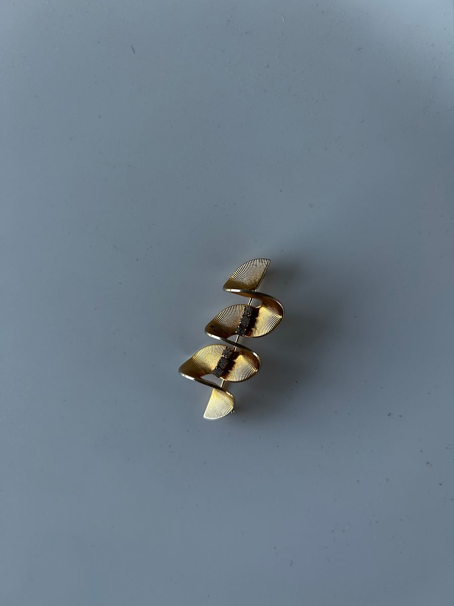 Vintage Gold Tone Swirl Rhinestones Brooch product image (3)