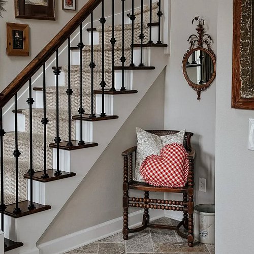 This stair rail is everything, just saying 🌿💞🌷
#vintagecharm #farmhousehome #cozycottage
📷: @floraandfont