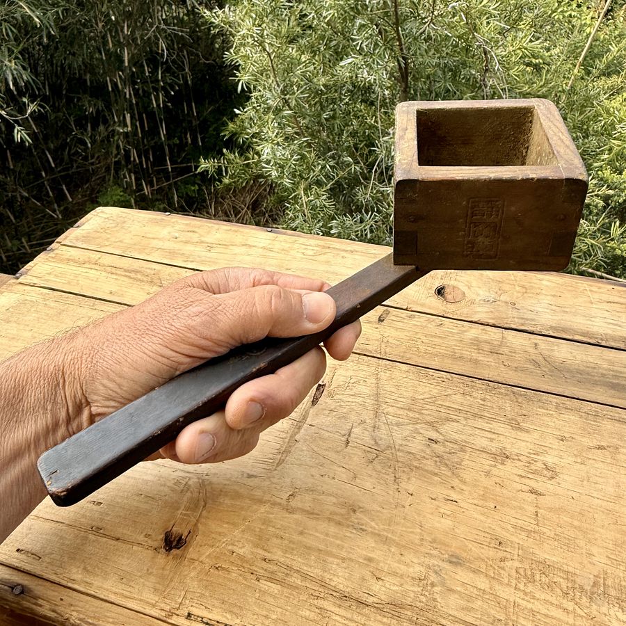 🎎 Antique Japanese Wooden Masu Scoop with Handle – Early Showa to Taisho Era Merchant Tool product image (11)
