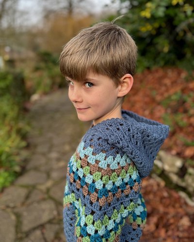 Comment FGC2 to get the details! This charming children's hoodie is perfect for little ones, made with classic granny stitch ...