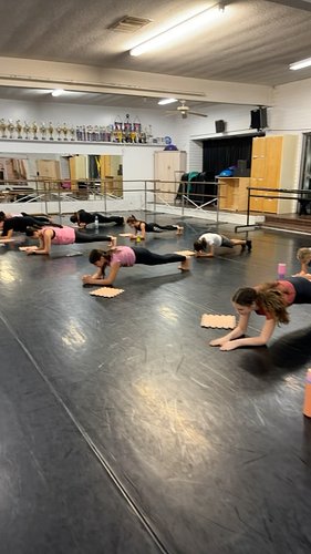 Monday night stretch and conditioning! 💪 

#HappyMonday #Tustin #OrangeCounty #WorkingHard #Conditioning