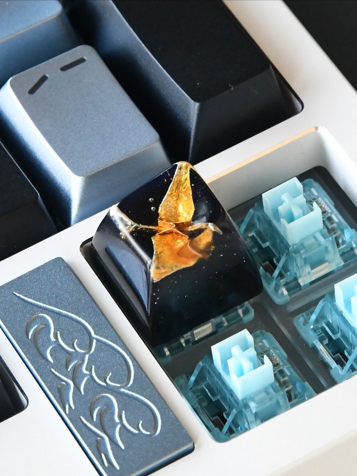 Gold/Black Crane SA R1 Keycap product image (1)