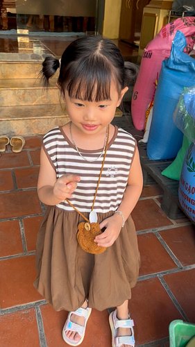 tone xoẹt tone với chiếc túi con mới được cô Dung Sằn Sun tặng ☺️