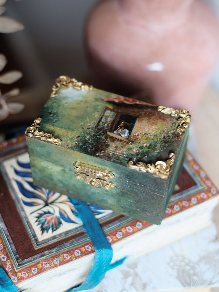 Daydreaming Cottage Jewelry Box product image (1)