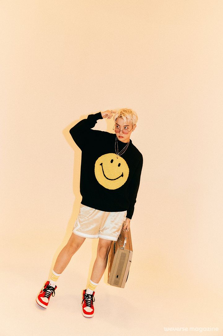 SMILEY SWEATSHIRT (J-HOPE) product image (1)