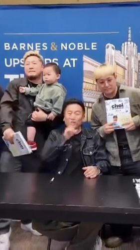 When chef got a cult following but it’s kinda embarrassing 🗣️🗣️🗣️🗣️👨‍🍳 The Choi of Cooking is out now! #supportyourhyungs #ro...