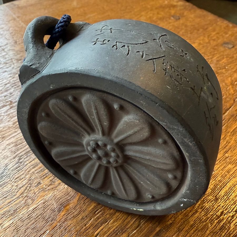 Ceramic Kawara Bell with Kamon Crest 家紋 – Japan Antique Roadshow product image (1)
