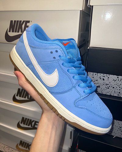 UNIVERSITY BLUE GUM SB DUNK LOW HITTING SKATESHOPS NOW👀🔥!
.
Who’s copping⬇️?? #kotd
.
#sneakers #sneakerhead #sbdunks #sbdunk...