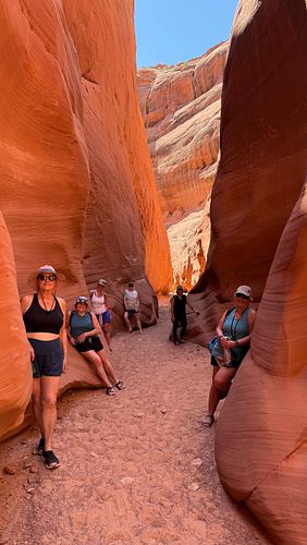 Exploring red rock country in our ‘Hike the SW’ trip never gets old!! 🏜️
#arizona #utah #nevada #redrockcountry #adventure