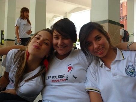De amigas del colegio, a actrices en mis videos 😂 Nadie sabe para quien trabaja 😂😂😂😂 Las quiero mucho. @siljur16 @catagalvis09