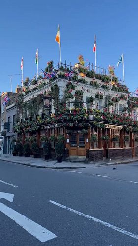 The Churchill Arms, Notting Hill Pub, who do you want to go here with?

Follow @theneoncab for more updates and inspiration‼️...