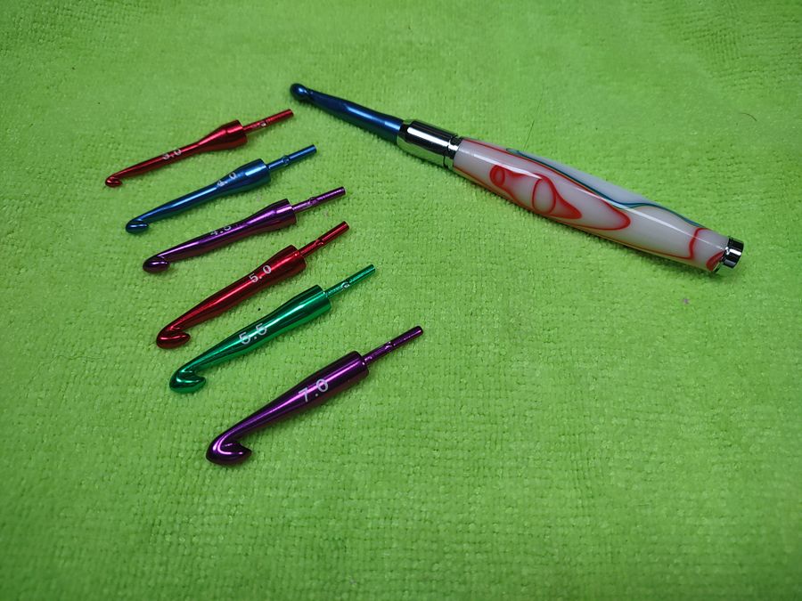 Hooked on Style: Interchangeable Crochet Hook Set with Yarn-Swirled Acrylic Handle product image (1)