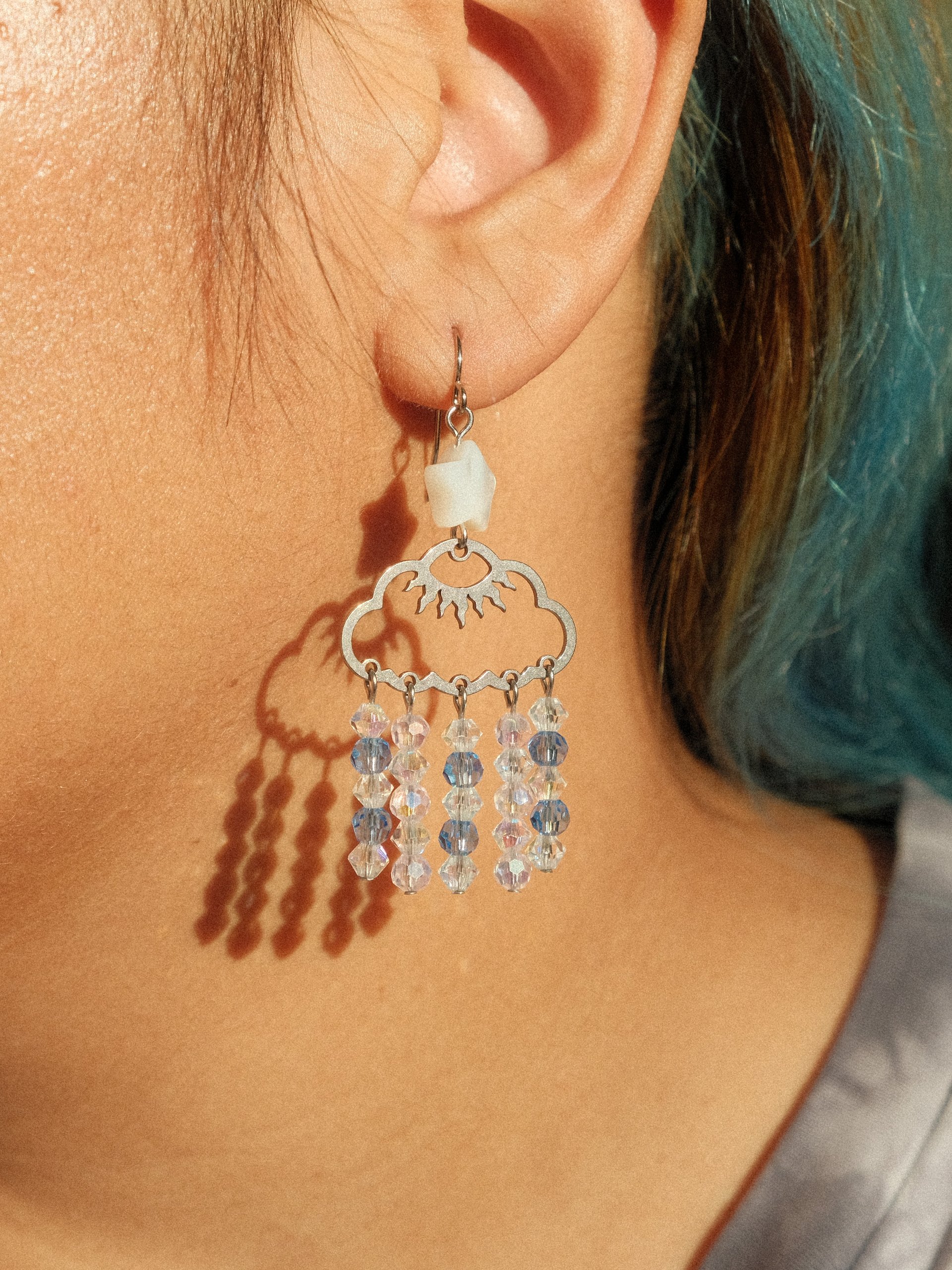 Mother-of-pearl cloud earrings product image (5)