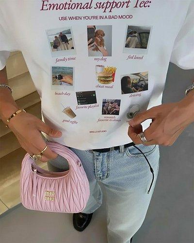 Що таке Emotional Support Tee?
Це не просто футболка — це нагадування про речі, які гріють саме тебе ✨

Ти надсилаєш список і...