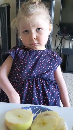 #thatonetime she was sad about her apple being cut in half 🤣 #teamamcana #apples #brunchrecipes #figjam #cullinary #sadfaces