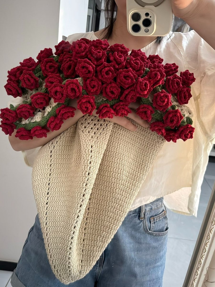 Crochet Rose Blanket | A Cozy Throw That Folds Into a Bouquet product image (3)