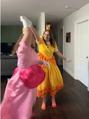 Halloween is looking pretty royal this year!! 🩷💛 #halloweenlook #princesspeach #princessdaisy #nintendo #halloweencostume 