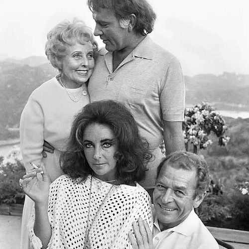 Elizabeth Taylor at her parents house in 1970 with Richard Burton #oldhollywoodglamour #elizabethtaylor #richardburton