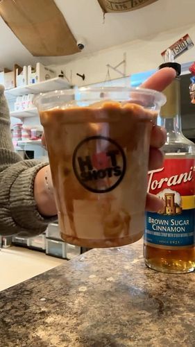 Cinnamon Roll Latte - Hot or iced, it’s the perfect morning sweet treat to get you going for the day✨ 

With caramel and brow...