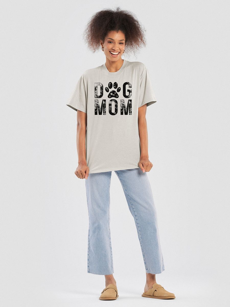 Dog Mom Graphic Tee – Ideal Gift for Dog Lovers product image (4)