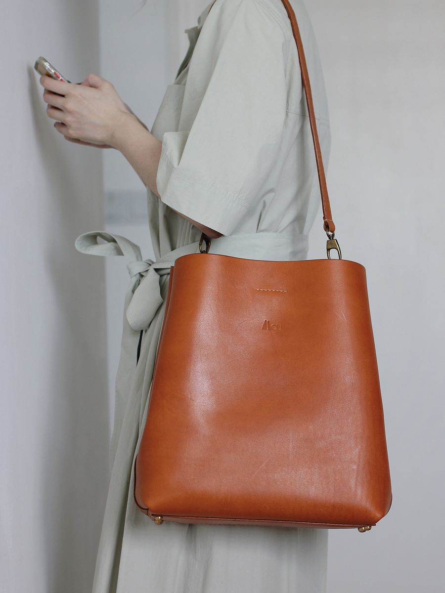 Vegetable tanned Leather Shoulder Bag product image (5)