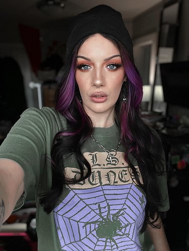 you deserve to be haunted 🕸️🕷️

details:
shirt - @lsdunes 
beanie - @oldnavy 
chain and earrings - @spirithalloween 
makeup -...