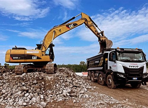 Caterpillar 325D LN loading an Iveco T-Way
FOLLOW @macchinari_pesanti for more!
[📸 @tanningher_ ]

MERCH➡️ shop.macchinaripes...