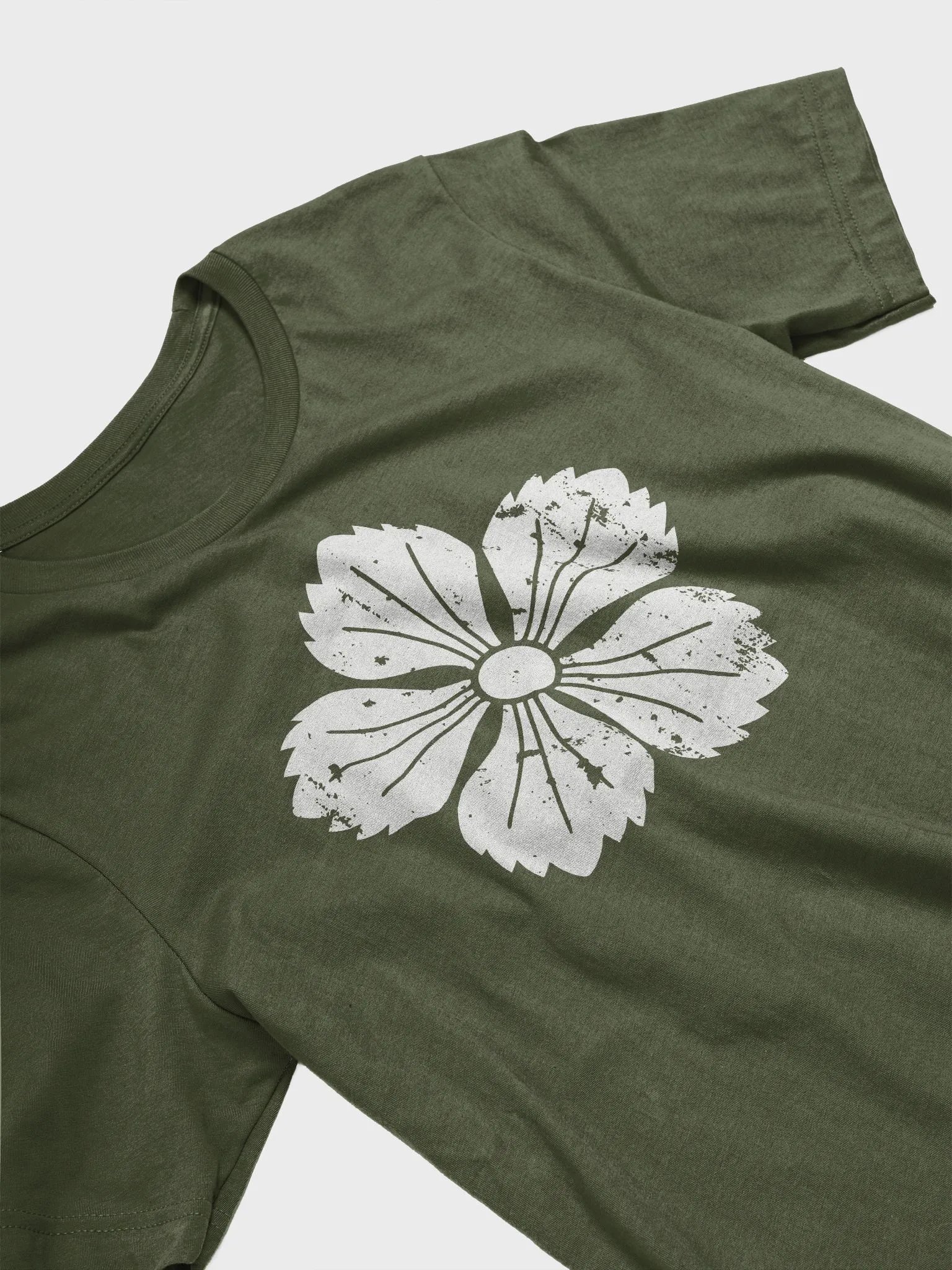 🏷️ Saito Clan Mon T-shirt – Symbol of the Wild Dianthus Flower product image (1)