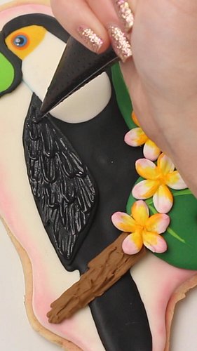 The instructions, templates, and recipes to recreate this toucan cookie is in the Cookie Art Club! 

#decoratedcookies #royal...