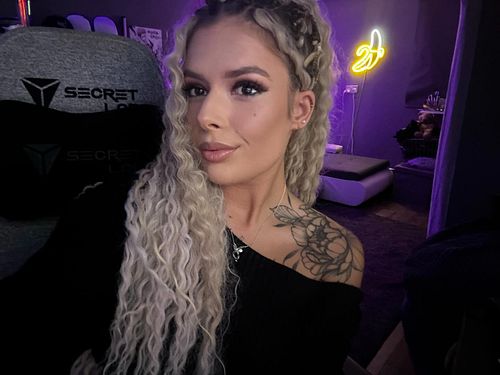 Blonde braids are back 🫶✨ 
.
.
.
.
.
.
.
.
.
. #blonde #braids #streaming #gamer #gamestudio #blackjumper #pandoranecklace #w...
