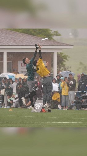 The dude in the back…
.
.
.
.
.
.
.
.
.
.
.
#ultimate #bestcatches #teamusa  #verticaljump #ultimateFrisbee #layout #collegen...