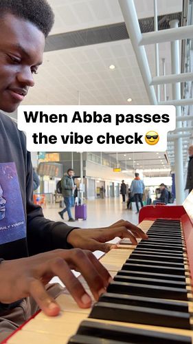 guy in the back was feeling it lol

#piano #moneymoneymoney #abba #camdenmusique