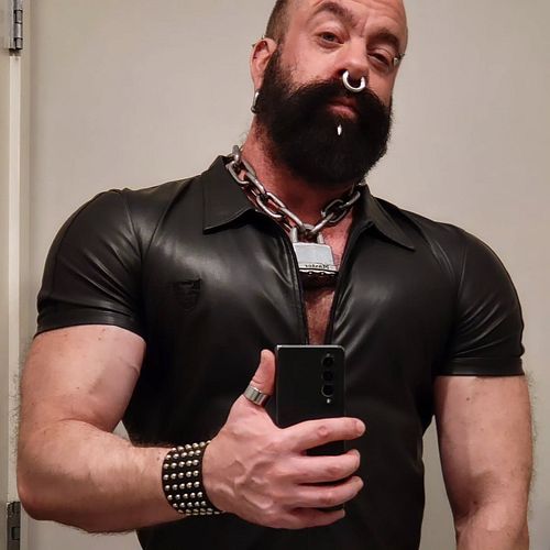 Fave shirt. Thank you @_lobobear_! 🥰
#muscledawg #muscle #dawg #gay #gaymuscle #lgbtq #hairy #hairychest #hairymuscle #beard ...