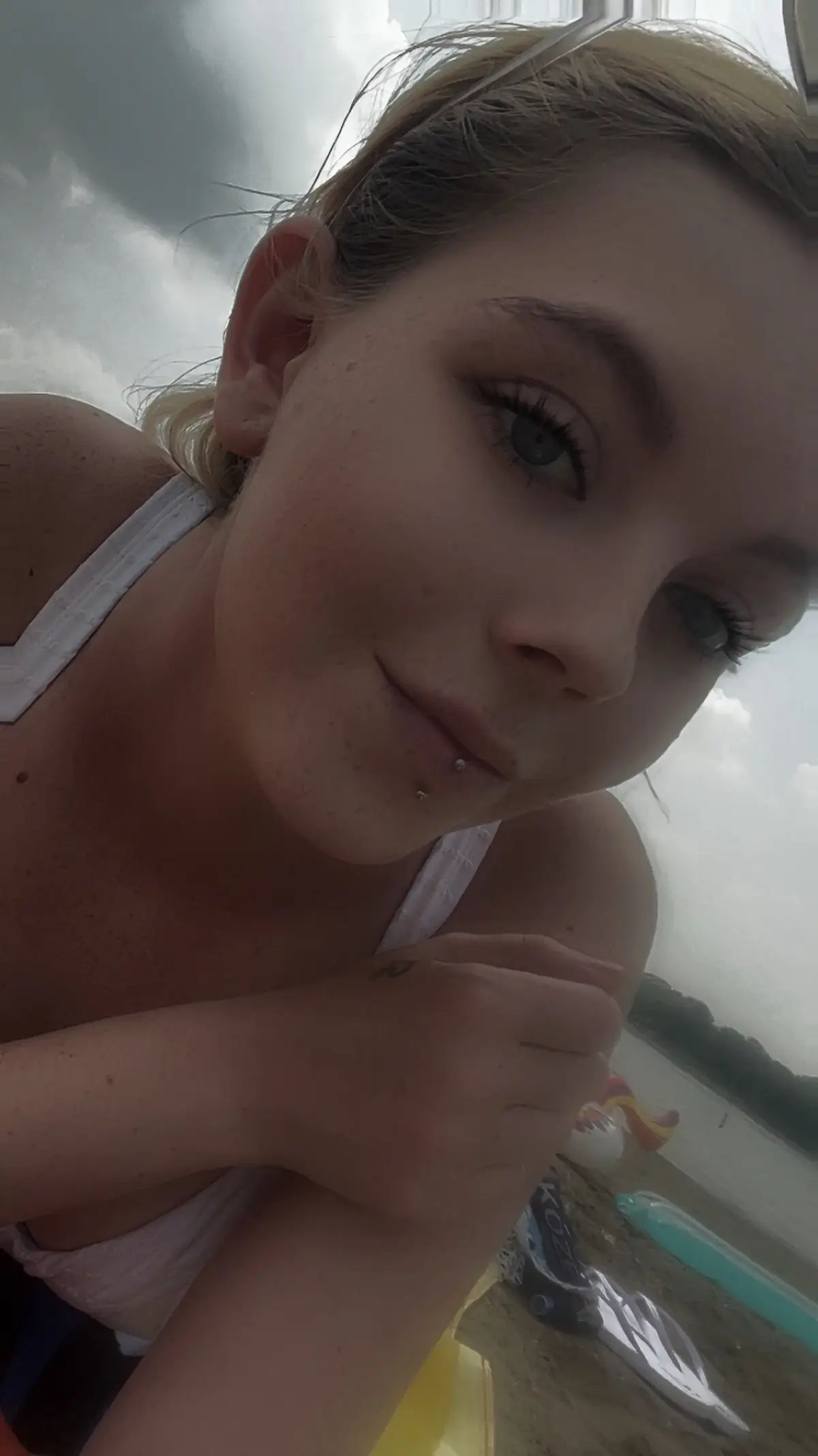 Beach day 😁 although I ended up with sun poisoning 😒 #layingout #regretsweremade 