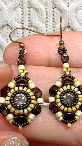 ✨ Spellbound Earrings ✨ Link to full tutorial video in the comments👇 #beading #beading #orchidandopal #beads #beadedjewelry #...