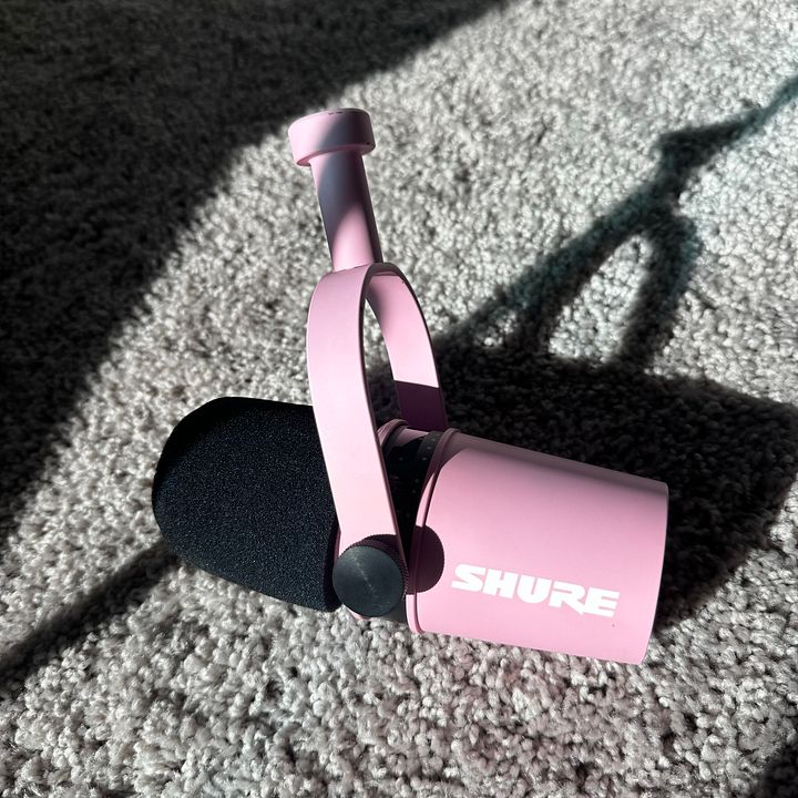 SHURE MV7 microphone - cotton candy pink matte product image (1)