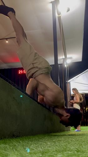 Almost 3 deep Handstand Pushups 😤 aiming for 5!
Thanks to the coach @jakycoja 🙏🏻🔥