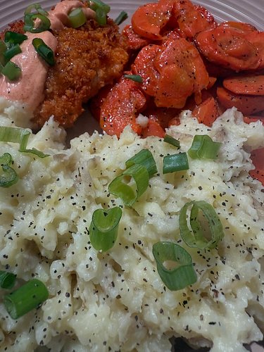 Crispy Kickin’ Cayenne Chicken Cutlets w/ Mashed Potatoes, Carrots & a Honey Drizzle