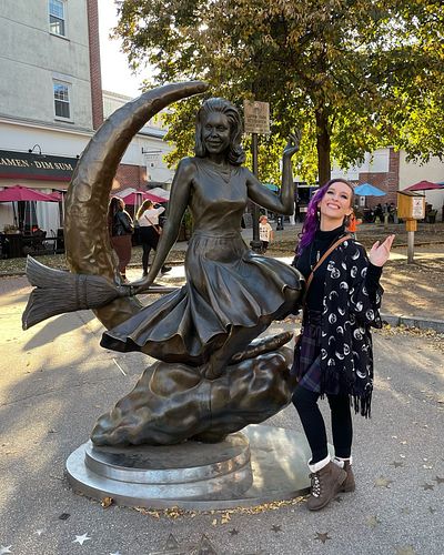Salem photo dump! 🎃 We had the time of our lives!
@soniclassriott1025 @xheykatie @art_by_kwinn 

#salem #salemma #salemwitcht...
