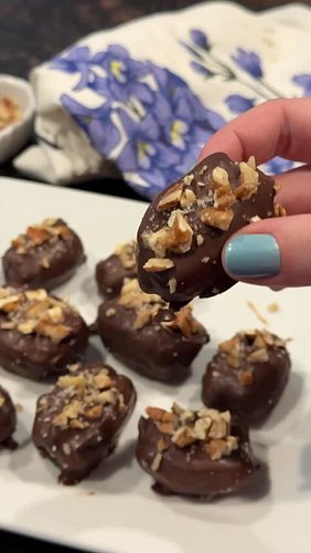 Looking for a healthier alternative to a candy bar? You’ve got to try this Pecan Date Candy! These beauties taste like a Snic...