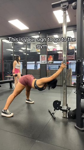 What would you do if you saw this?

@missmercyy_ 
#gym #gymhumor #stretch #flexible #split