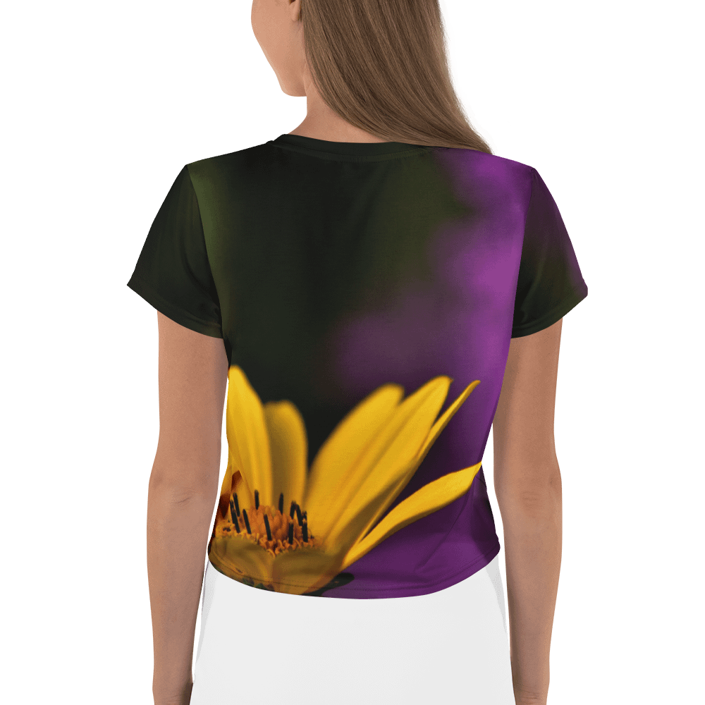 Crop-Top - Leuchtend gelbe Blüte mit violettem Hintergrund product image (2)