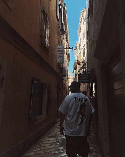 Za poslední 2 týdny jsem byl v 8 zemích s moji holkou @iamnatalkan .  Bylo dnes 27 stupňů . Usnul jsem ozraly na balkoně nahe...