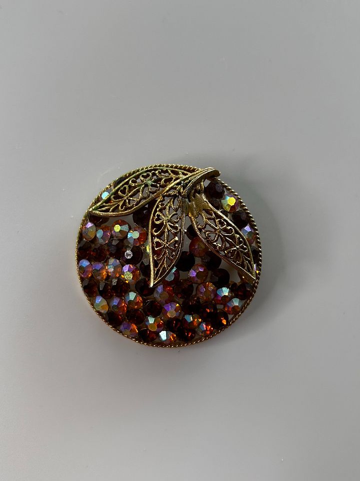 Vintage Gold Tone Circle Leaves AB Rhinestone Crystals Brooch product image (1)